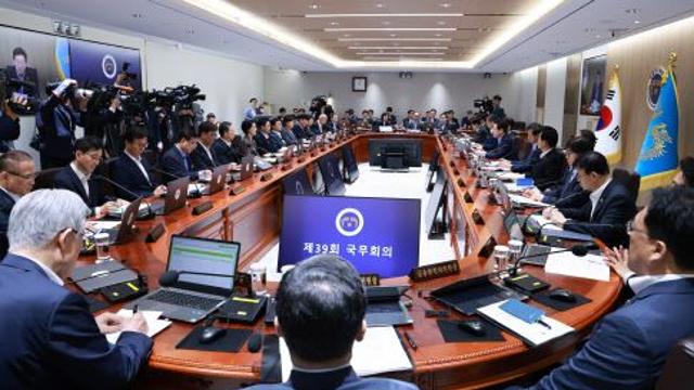 이재명 대통령, 국무회의에서 부처 보고 받는다