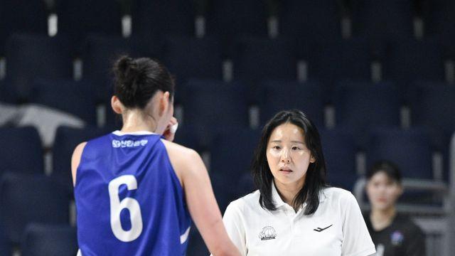 [박신자컵] 최윤아 신한은행 감독, 공식경기 첫 승…그러나 결과보다 과정에 주목했다 “선수들이 경기력 올려줘서 고마워”