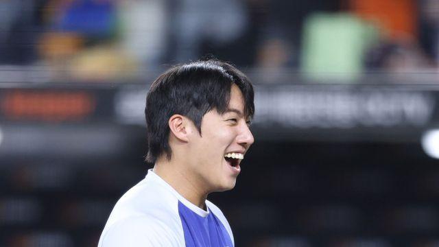 이게 바로 '푸른 피 에이스'…원태인, '2회말 홈 충돌' 꾹 참고 버텼다 