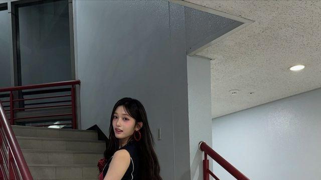 아이브 이서, 레드 포인트 스타킹으로 시선 압도
