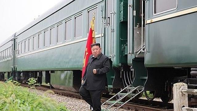 김정은 전용열차는 '움직이는 요새'…벤츠 통째로 실을 만큼 커