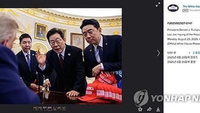 '결단의 책상'에 앉은 트럼프 설득하는듯한 李 대통령 사진 공개