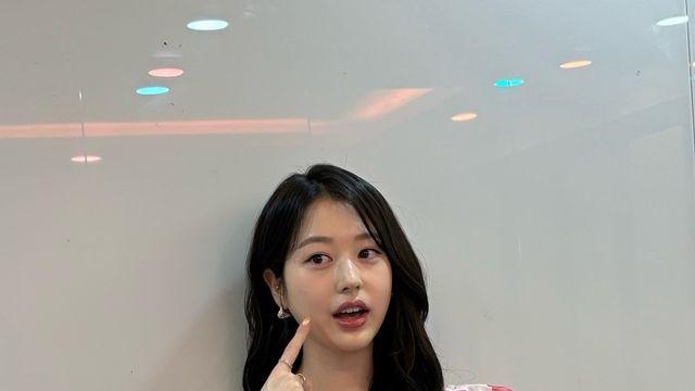 ‘임세라’의 로맨틱 캐주얼이 현실 착붙... 장다아, 꽃 패턴 블라우스로 청초+세련 무드