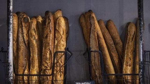 프랑스 대형마트에 70% 싼 공장형 바게트…전통 빵집 반발