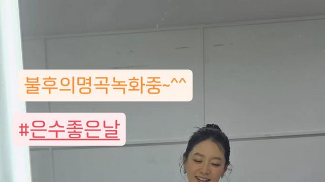 이영애, 꽃다발보다 빛나는 미모…”’불후’ 녹화 중” [AI 포토컷]