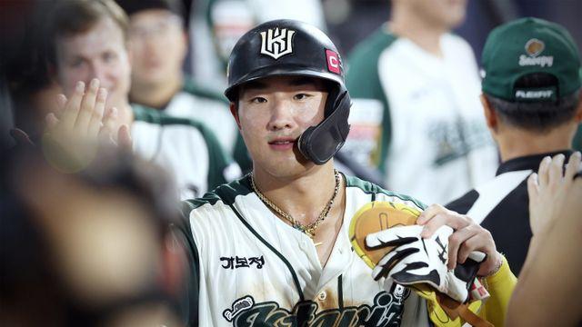 KT, 펜스 부딪힌 안현민 부상 경미해 안도…“무릎 타박상 통증 조절 후 출전 가능”