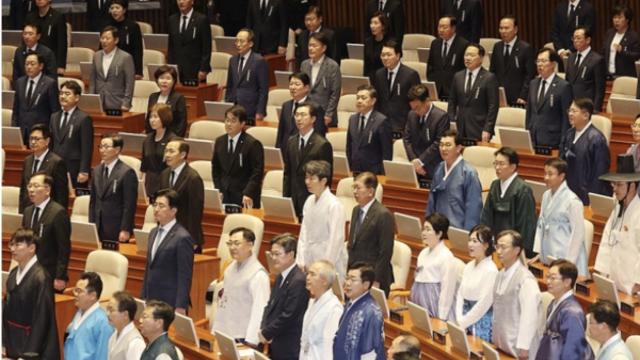 [정기국회 개회] 與 한복 vs 野 상복,  드레스코드로 첫 충돌… 우원식 