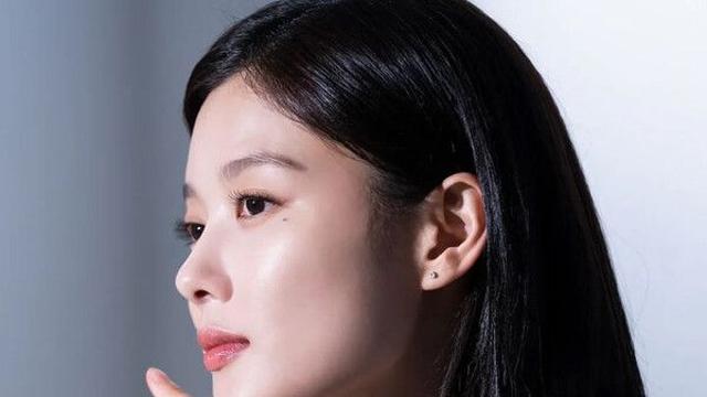 김유정 물오른 미모에 시선강탈…시크·러블리 매력