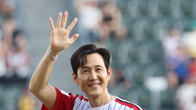 '이정재 때문에 졌다고?' 경기 전 시구 및 드라마 촬영에 훈련 차질, LG 패배에 커뮤니티 부글부글 [AI 스포츠]