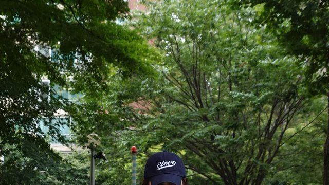 올화이트 룩에 미니백 포인트, 차서린이 보여준 여름 도심 속 산뜻한 스타일링