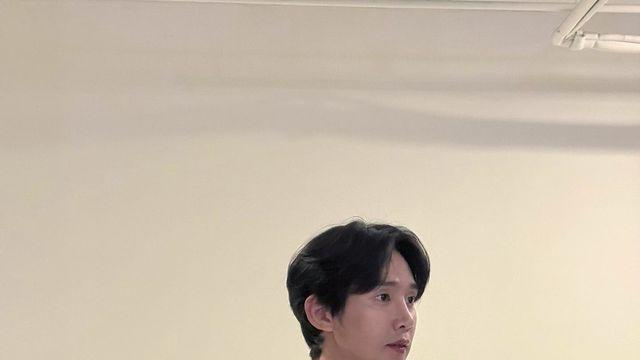 박성훈, 화이트 티셔츠에 데님으로 담백한 남친룩
