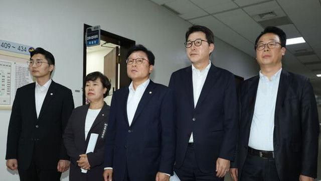 국힘 법사위원들, 추미애 위원장실 항의 방문…