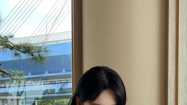 망중한 즐기는 서지혜, 레드 슬립 드레스 룩
