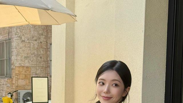 윤하정, 올블랙 무드 속 뷰티 감성까지 담았다