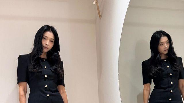블랙 버튼 한 줄로 끝낸 시크, 오윤아의 미니멀 클래스 폭발한 거울셀카
