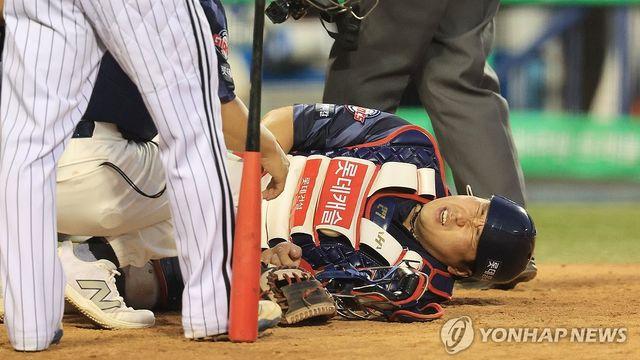 롯데 포수 유강남, 파울 타구에 오른쪽 무릎 맞고 교체