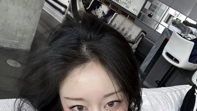 티아라 지연, 인형 미모 실화야?…침대 위 청순+치명美 폭발 [AI 포토컷]