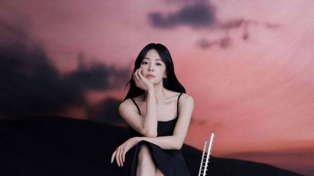 송혜교, 고혹미 넘치는 비주얼…압도적 각선미 [AI 포토컷]