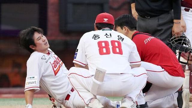 공에 무릎 맞은 SSG 최정, 큰 부상 피했다…