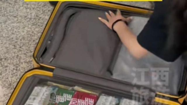 中 경찰견이 탐지한 가방 열어보니…정체는 '과자'