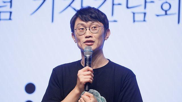 에세이 낸 윤덕원 