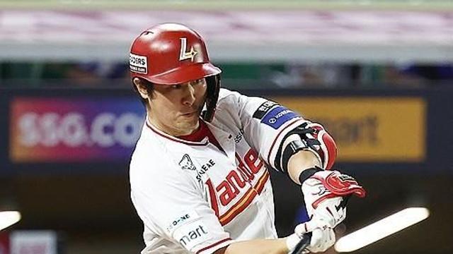 SSG 최정, 파울타구에 무릎 맞고 교체…골절 없이 단순 타박(종합)