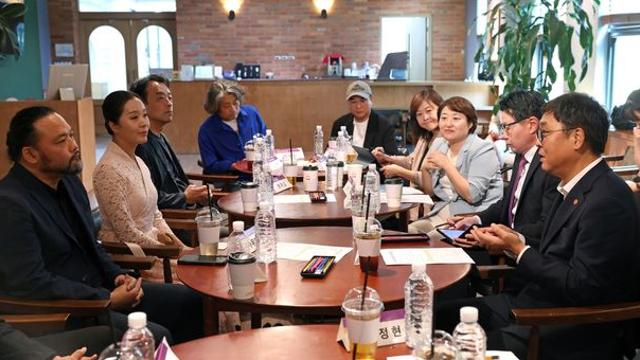 공연예술인 만난 최휘영 장관 