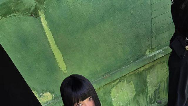 김채원, 블랙 감성에 힙한 무드 더한 스트릿 셀카