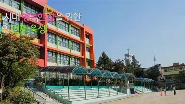 오늘자 서울 초등학교 중공기 게양
