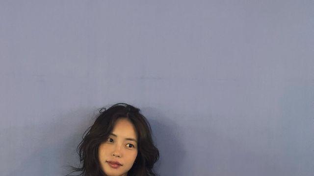 황세온, 청량한 화이트 슬리브리스와 함께 대학로 무대 향한 시선