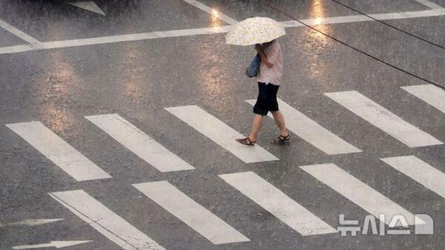 서울 낮 최고 33도 무더위…충청·남부 소나기[오늘날씨]