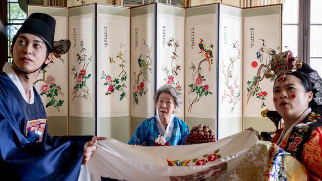 윤여정, 눈치백단 K할머니 변신…'결혼피로연' 메인 예고편 공개