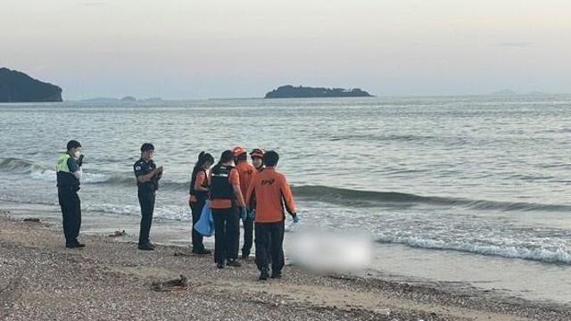 “바지에 하반신 뼈만”…태안 해수욕장서 의문의 사체