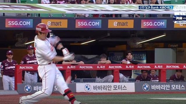 파울 타구에 무릎 맞고 교체된 최정, 검진 결과 이상 무…