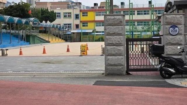 서울 청파초등학교 오성홍기 게양 안내문
