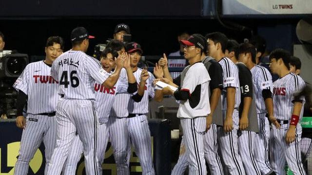 LG, 롯데 꺾고 우승 매직넘버 '14'…한화, 21-3으로 KIA 대파(종합)