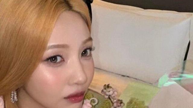 조이 얼굴보다 큰 꽃다발 들고 '활짝'…뚜렷한 이목구비