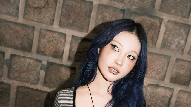 이사배, 성수 밤거리에서 포착된 롱헤어 스트리트 무드