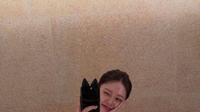 안유진, 거울 앞 윙크 셀피로 전한 ‘XOXZ’ 무드