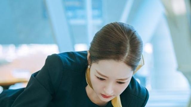 박민영, 공항 한복판서 꽈당 굴욕 (컨피던스맨 KR)