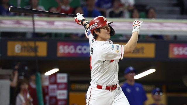 파울 타구 맞고 교체된 SSG 최정, 큰 부상 피했다...단순 타박