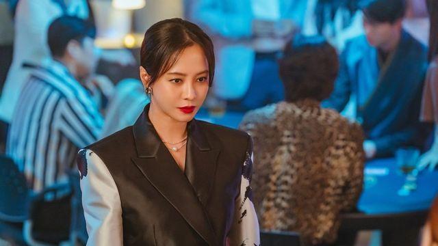 송지효, 무당 변신…레드립+짙은 아이라인 (컨피던스맨 KR)