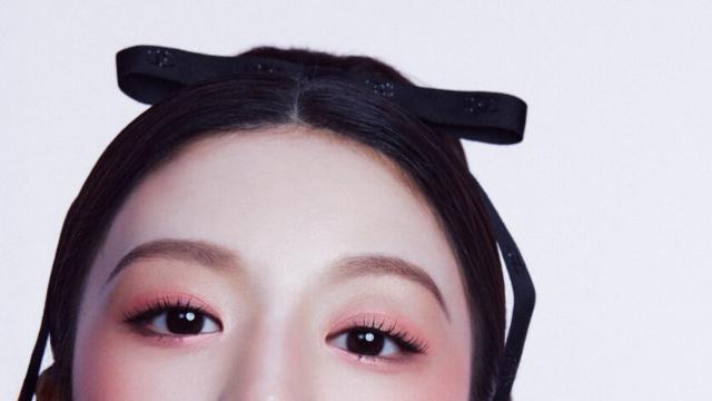 샤넬의 컬러를 입은 고윤정의 몽환적인 뷰티 화보 #2