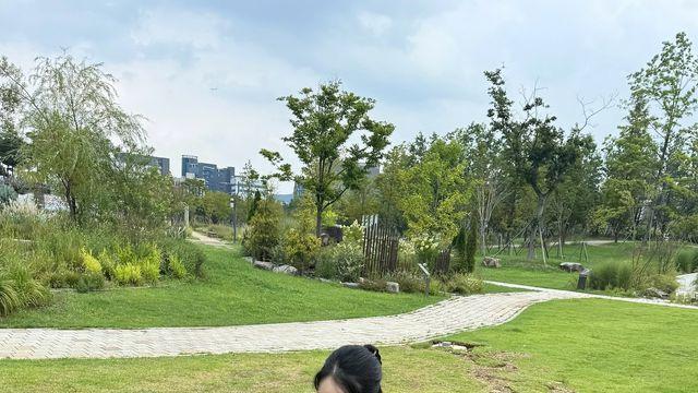 장민지, 반려견과 즐긴 공원 데이트 패션