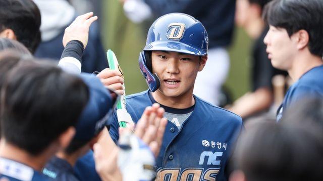 '5위 싸움 아직 안 끝났다!' 김주원 3안타 NC, '천적' 고영표 잡고 9-4 역전승 [IS 수원]