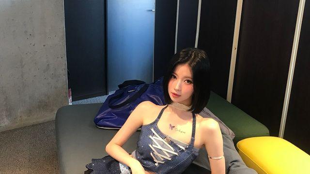 베이비몬스터 아사, Y2K 무드로 빛난 ‘HOT SAUCE’ 비주얼 끝판왕