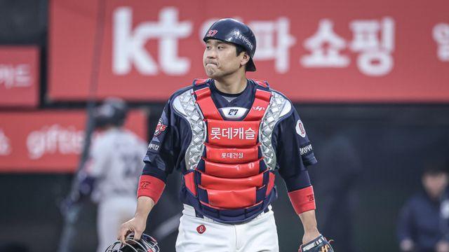 롯데 주전 포수 유강남, 파울 타구에 무릎 맞고 교체...