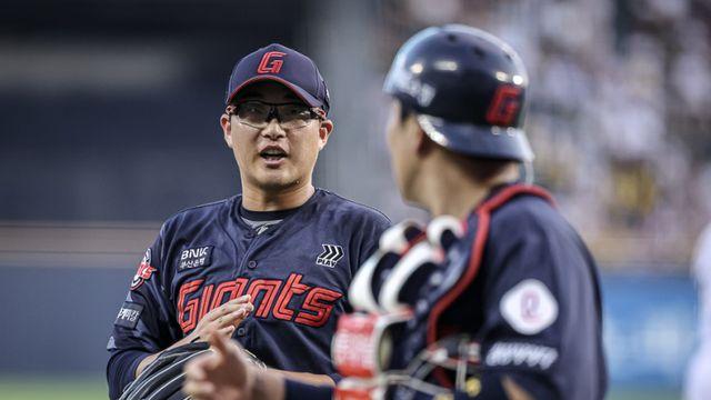 박세웅, 6⅔이닝 2실점 호투...타선 득점 지원은 0점→5연패 위기 [IS 잠실]