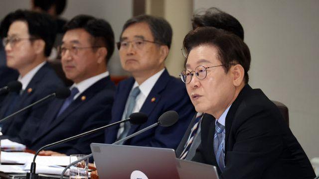 李대통령 “추락한 잠재성장률 끌어올려야”…‘성장 동력’ 토론 주재