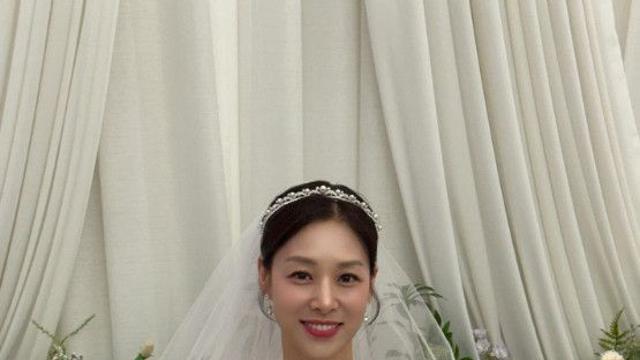 장신영, '논란' 딛고 화사한 웨딩드레스 자태 공개…만 41세 '동안 미모' 눈길